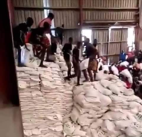 #ENDSARS: Lagosians Discover, Unleash Mayhem On Allege Government Hidden Warehouse